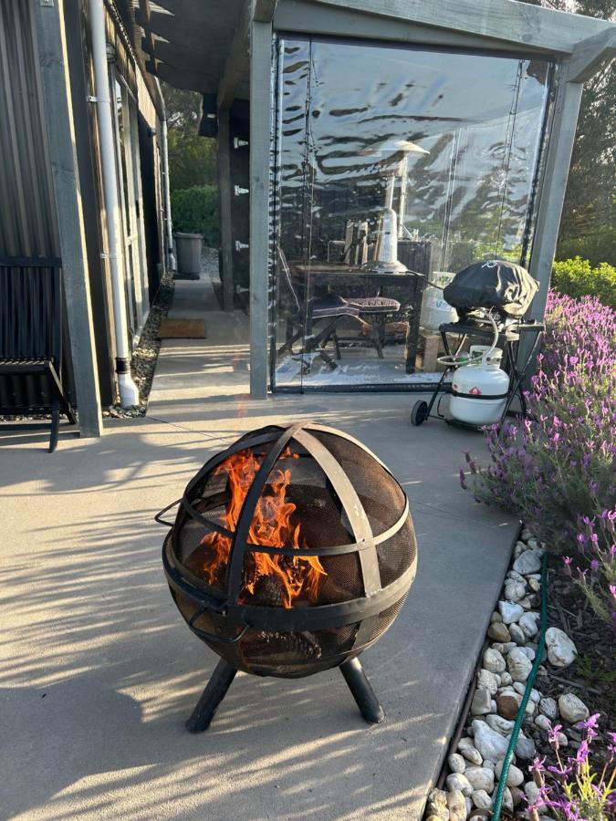 The Shed With A View Apartment Mahana Bagian luar foto