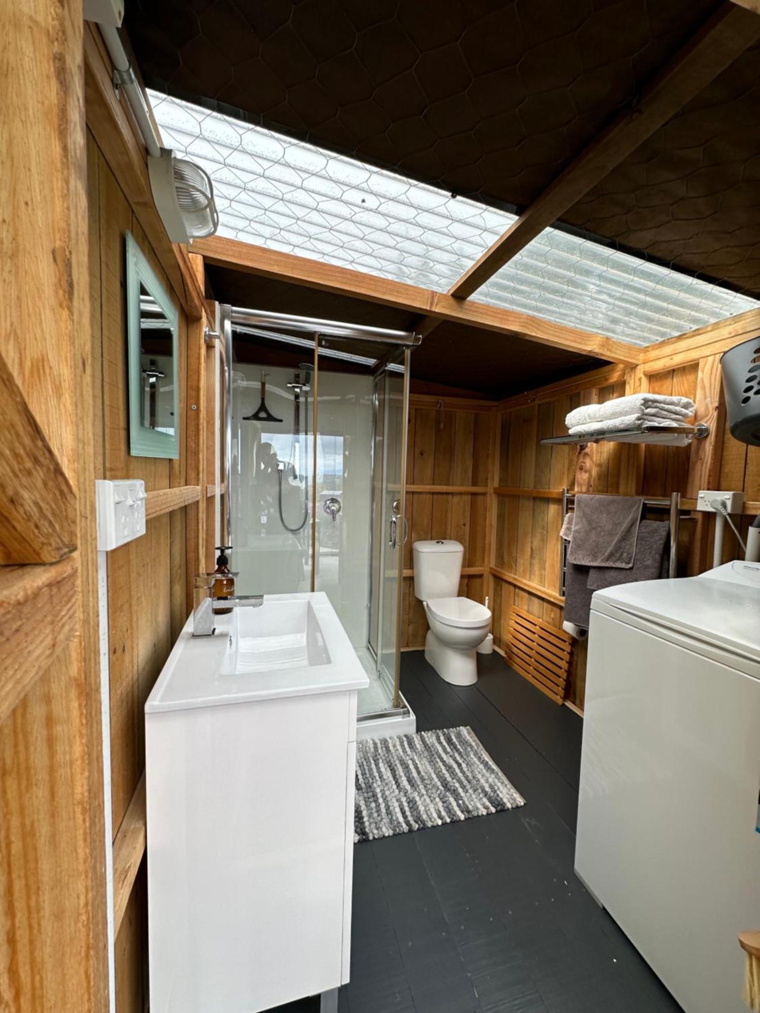 The Shed With A View Apartment Mahana Bagian luar foto